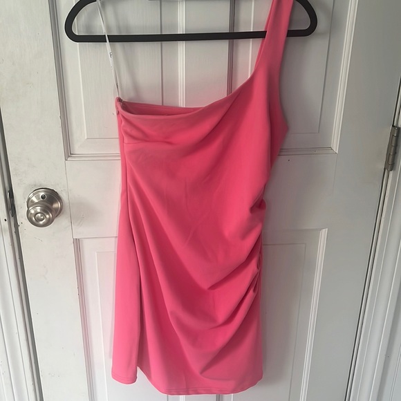 Lulus Dresses & Skirts - Pink Lulu’s bodycon off the shoulder dress